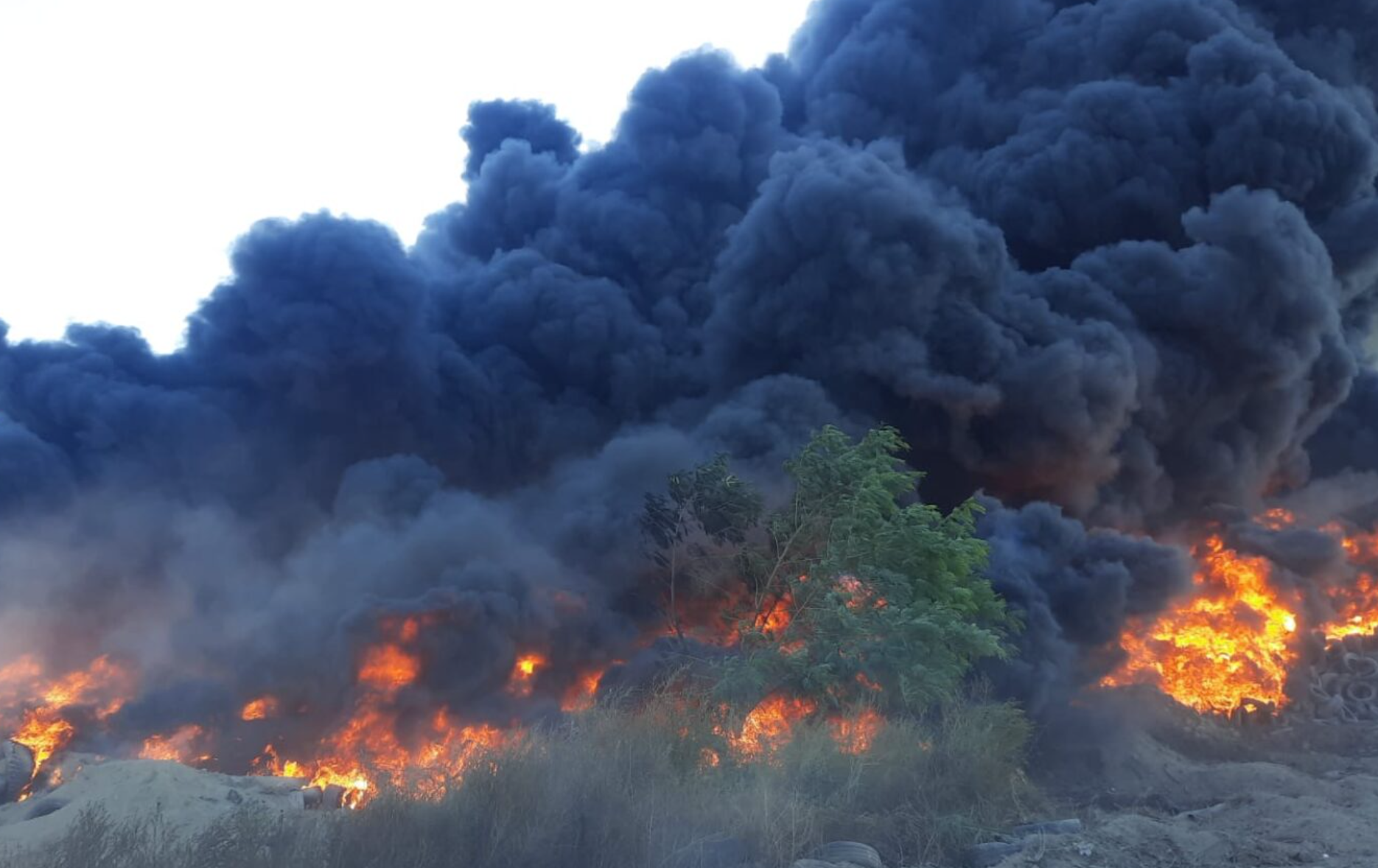 Megaincendio de tiradero de llantas afecta el aire en NL